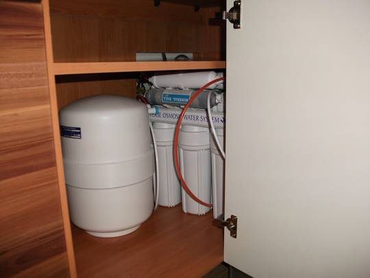 System odwróconej osmozy Marlus 650 z lampą UV i pompą zainstalowany