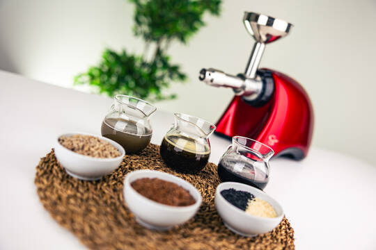 Sana 702 oil extractor lifestyle 2